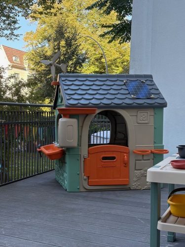 outdoor-playhouse-DC272SH0.jpg
